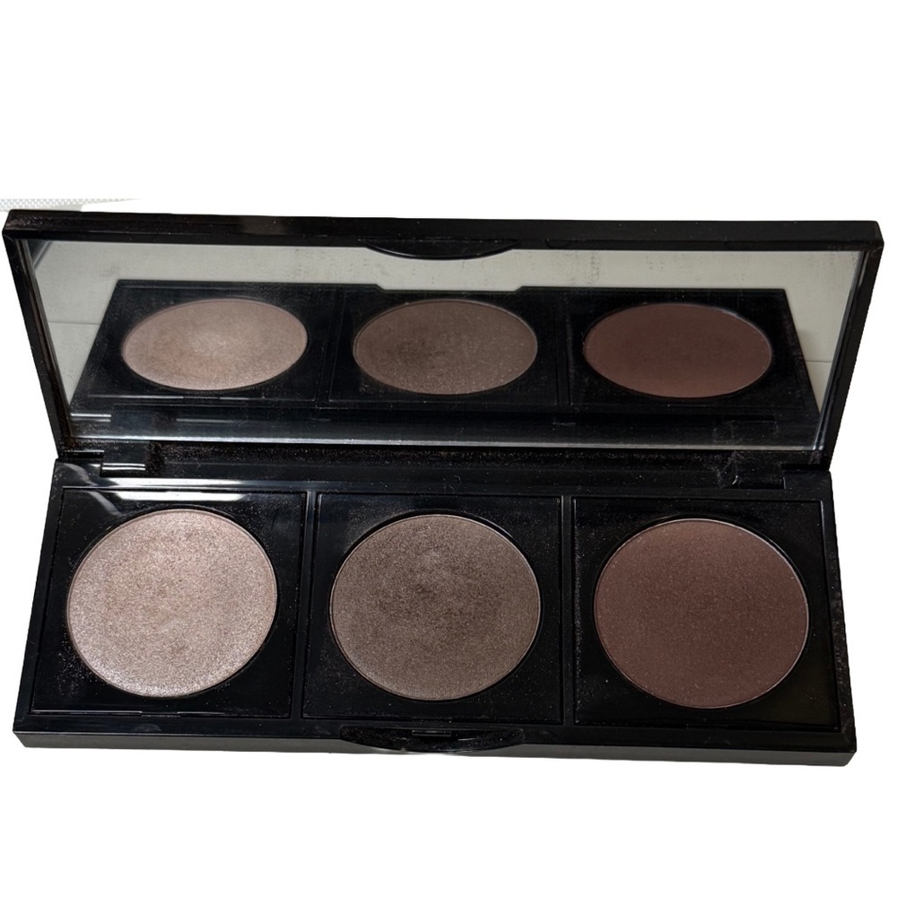 Bobbi Brown eyeshadow trio Coffee Bean 7, Rich Kashmiri 3, Sand Dune 1.
